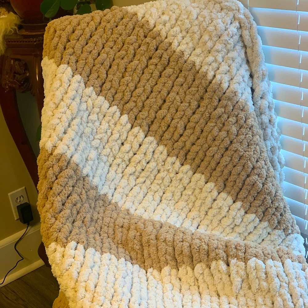Aprox 4x5 (6 skeins of yarn)
